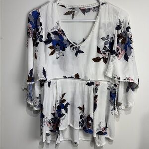 Lapis White Floral Short Sleeve Blouse. Size Small.